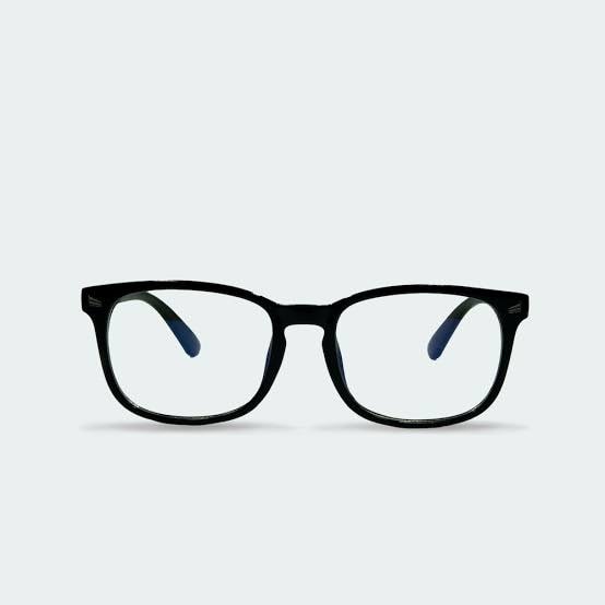 Clienta probándose lentes